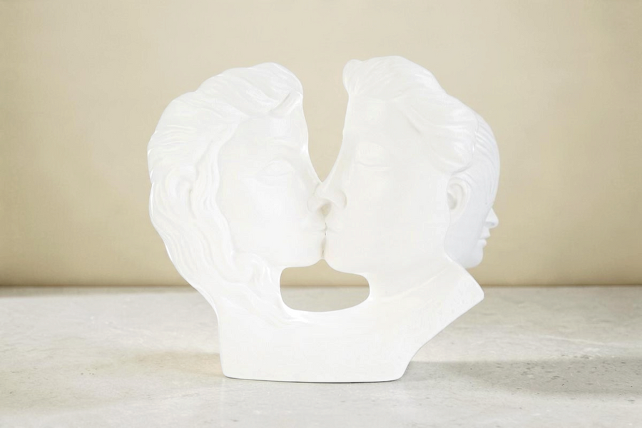 Scultura La Festa Perfetta in porcellana bianca raffigurante una coppia che si bacia, design elegante e moderno