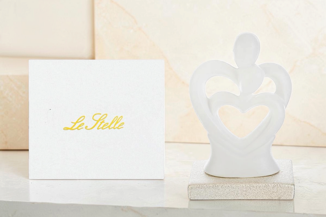 Statuetta La Festa Perfetta raffigurante una coppia di sposi in porcellana bianca con base quadrata