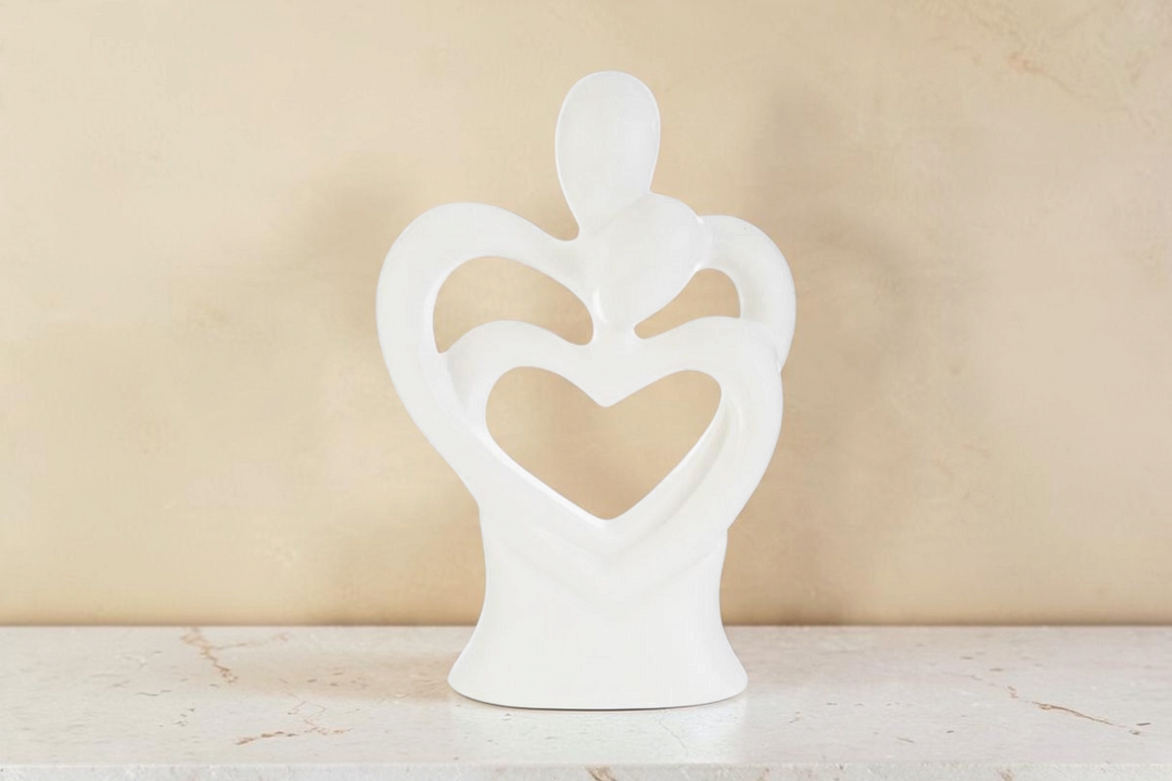 Statua La Festa Perfetta coppia di sposi in porcellana bianca con design a forma di cuore stilizzato