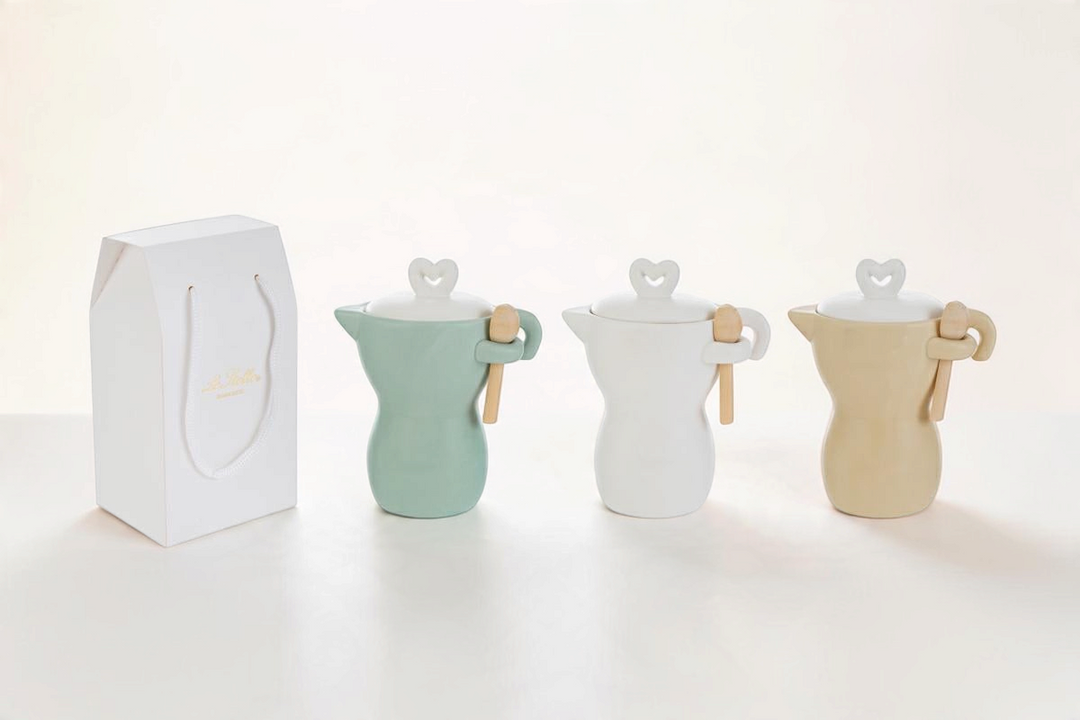 Set di tre caffettiere in porcellana La Festa Perfetta con pomello a cuore e cucchiaino in legno, incluse shopper