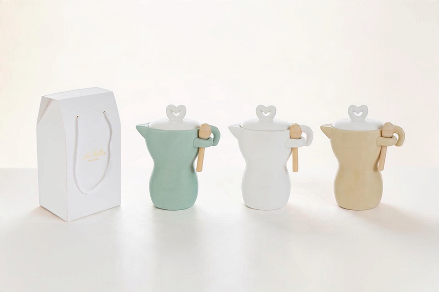 Set di tre caffettiere in porcellana La Festa Perfetta con pomello a cuore e cucchiaino in legno, incluse shopper