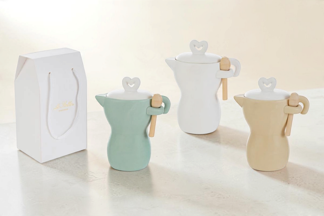 Set di tre caffettiere moka in porcellana La Festa Perfetta nei colori verde, bianco e beige con cucchiaino in legno