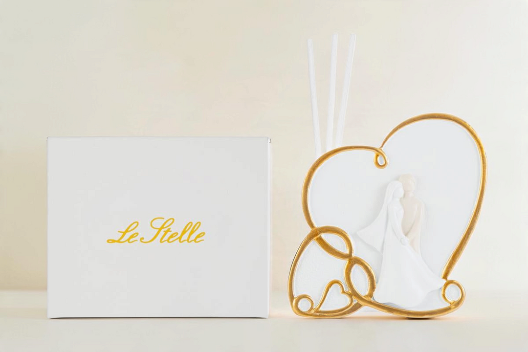 Profumatore La Festa Perfetta in resina a forma di cuore con sposi, colore bianco e oro, completo di astuccio