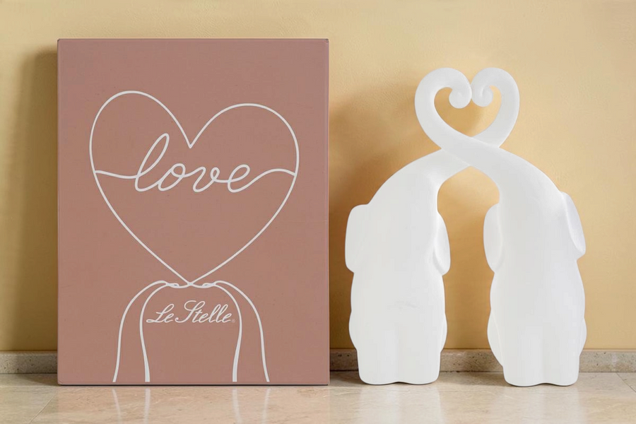 Set di 2 elefanti in porcellana bianca La Festa Perfetta con proboscidi intrecciate a forma di cuore e scatola regalo