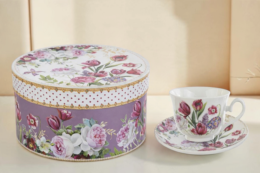 Tazza da tè in porcellana La Festa Perfetta con piattino decorata con fiori colorati e scatola regalo coordinata