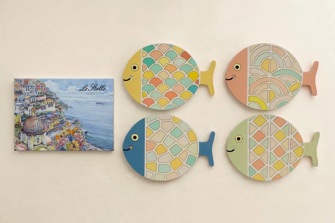 Set di 4 poggiapentola in ceramica a forma di pesciolino colorati con motivi geometrici La Festa Perfetta