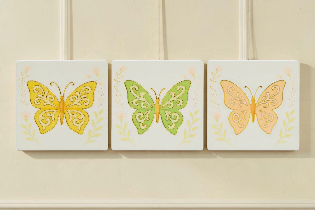 Set di 3 calamite La Festa Perfetta in ceramica quadrata con farfalle decorate in giallo, verde e arancione