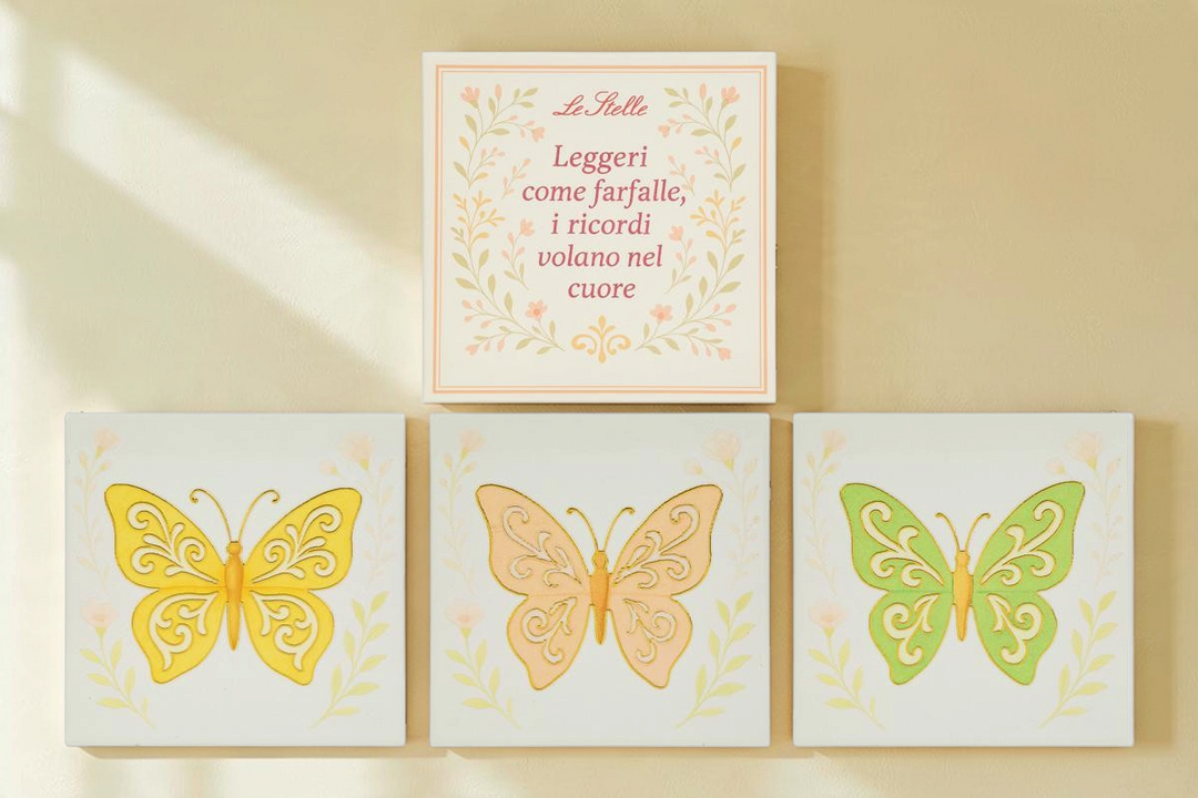 Set di tre piastrelle poggia pentola La Festa Perfetta in ceramica quadrata 15x15cm con decoro a farfalla colorata