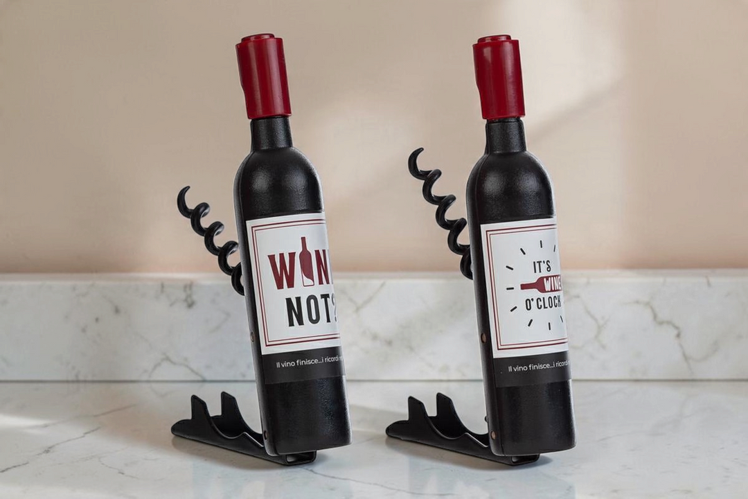 Apribottiglie calamita La Festa Perfetta a forma di bottiglia di vino con cavatappi, 11,5 cm, set da 2 pezzi.