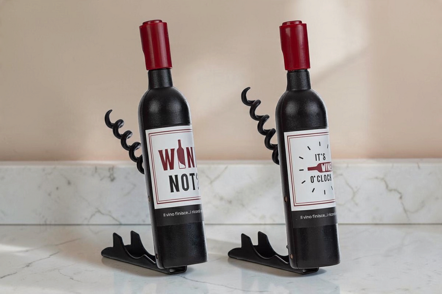 Apribottiglie calamita La Festa Perfetta a forma di bottiglia di vino con cavatappi, 11,5 cm, set da 2 pezzi.