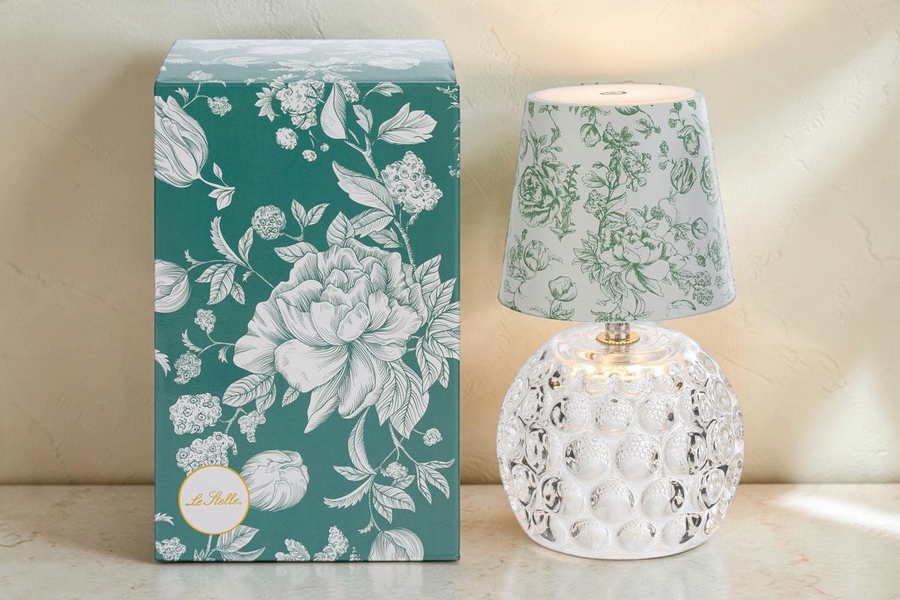 Lampada da tavolo La Festa Perfetta con base in vetro trasparente lavorato e paralume in tessuto a motivi floreali verdi