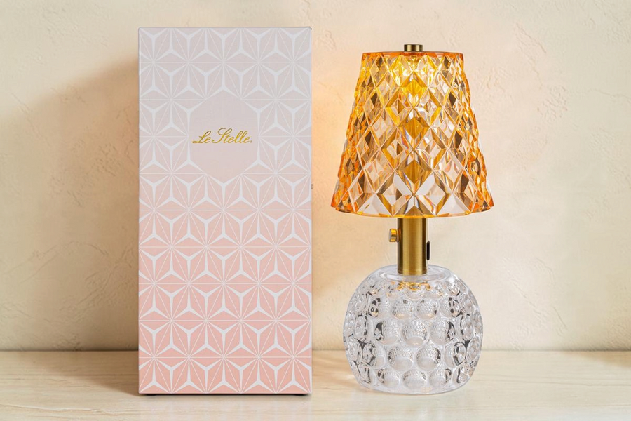Lampada da tavolo La Festa Perfetta Eclisse color ambra con paralume sfaccettato e base in vetro trasparente