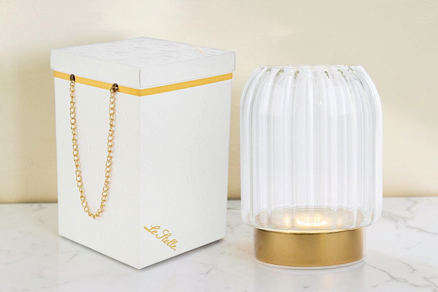 Vaso in vetro trasparente a coste con base dorata e luce LED, confezionato in scatola regalo La Festa Perfetta