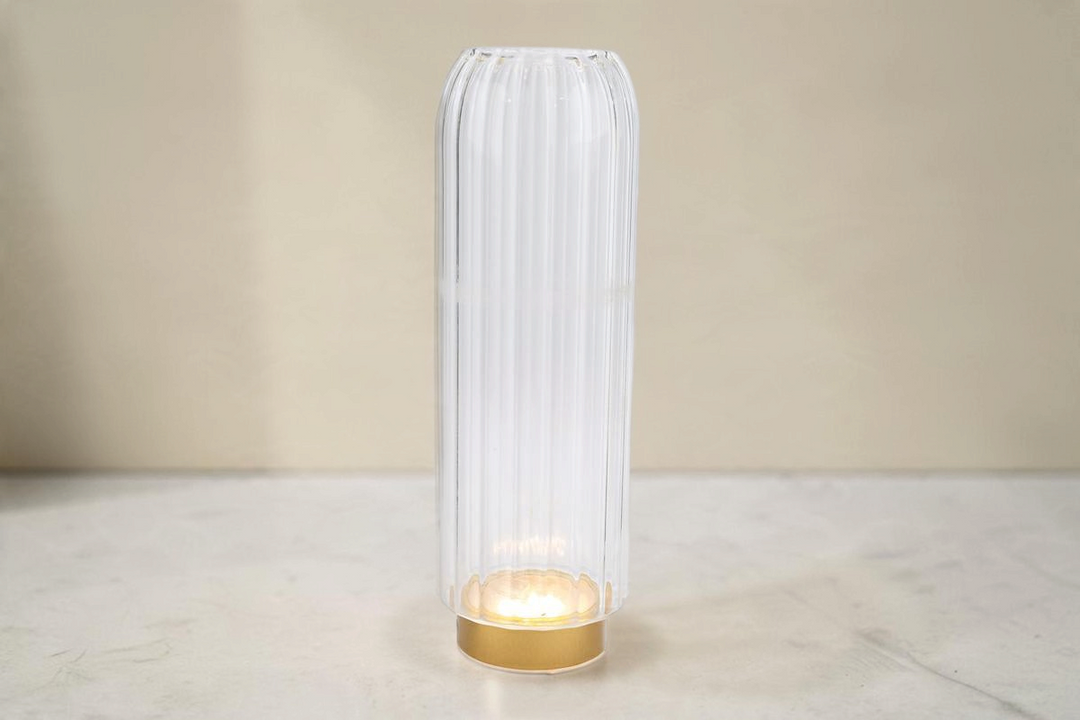 Vaso in vetro trasparente a coste La Festa Perfetta con base dorata e illuminazione LED integrata, altezza 27,5 cm