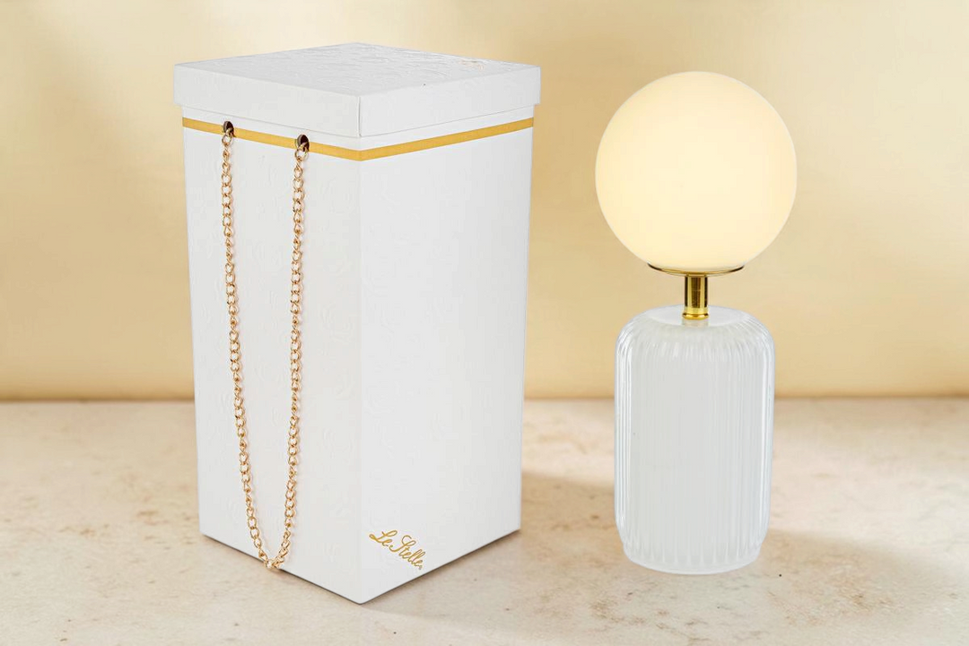 Lampada da tavolo La Festa Perfetta con sfera in vetro bianco, base scanalata e confezione regalo elegante