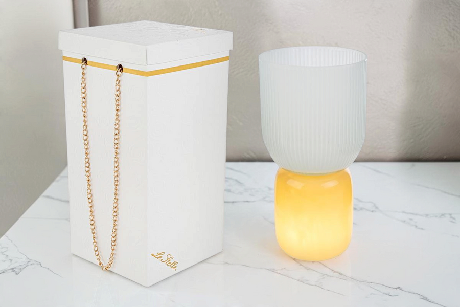 Lampada La Festa Perfetta in vetro bianco e giallo con base arrotondata e paralume a coste, inclusa scatola regalo