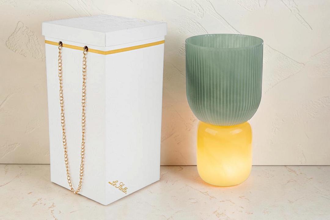 Lampada La Festa Perfetta in vetro verde e giallo con base arrotondata e paralume scanalato, inclusa scatola regalo