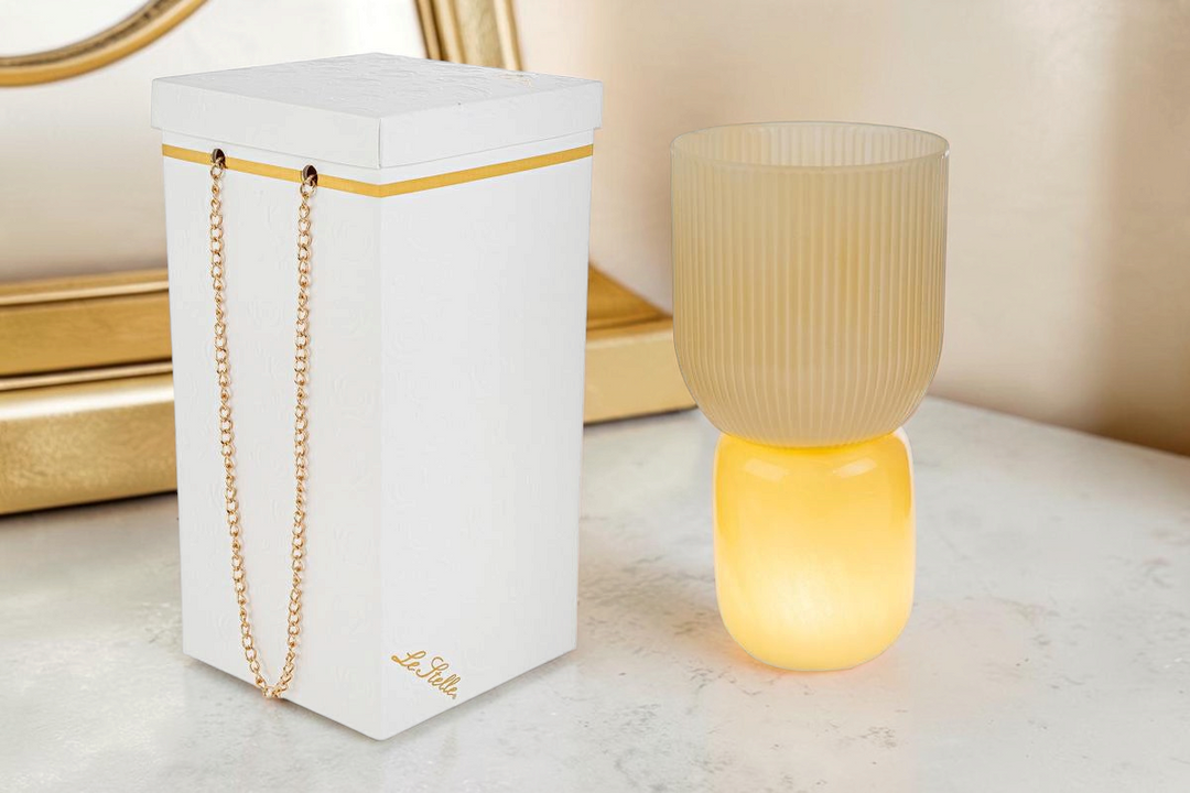 Lampada La Festa Perfetta in vetro beige con design a coste e base luminosa, inclusa elegante confezione regalo