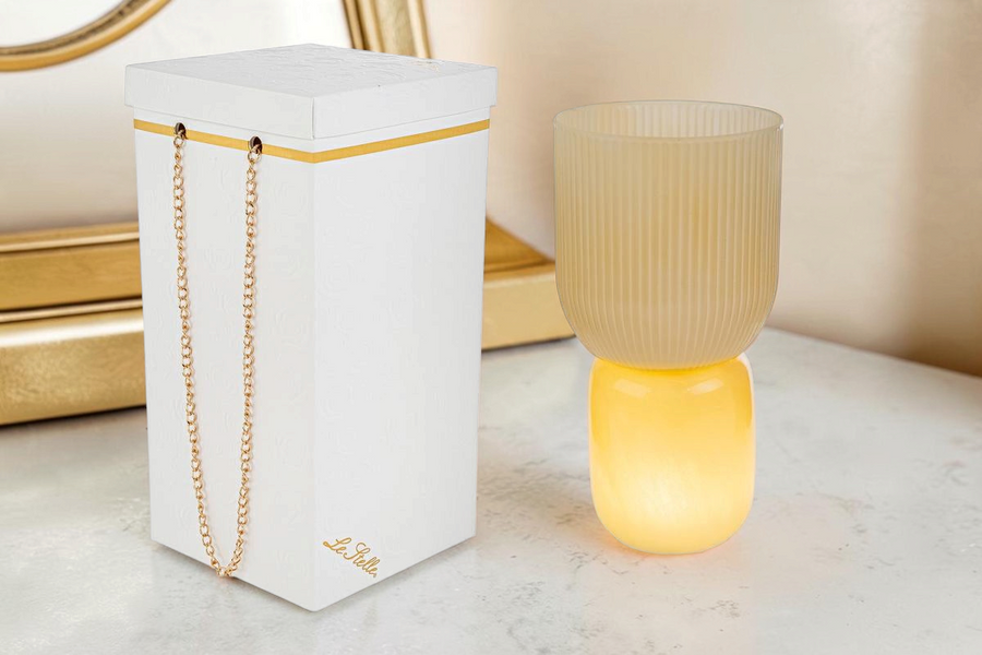 Lampada La Festa Perfetta in vetro beige con design a coste e base luminosa, inclusa elegante confezione regalo
