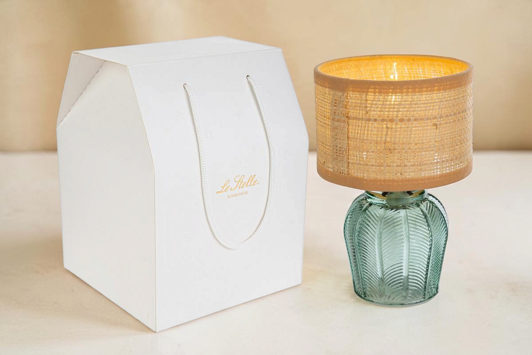 Lampada La Festa Perfetta in vetro verde con paralume in paglia e scatola regalo bianca