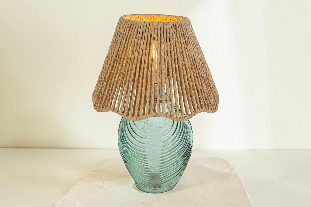 Lampada da tavolo La Festa Perfetta con base in vetro verde a coste e paralume in corda naturale intrecciata