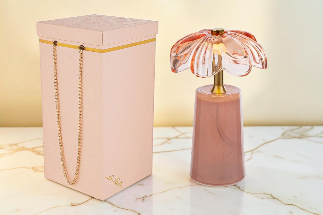Lampada La Festa Perfetta a forma di fiore di ciliegio in vetro rosa con base cilindrica e confezione regalo