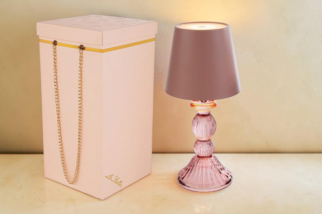 Lampada da tavolo La Festa Perfetta in vetro rosa con base lavorata e paralume color ciliegia, inclusa scatola regalo