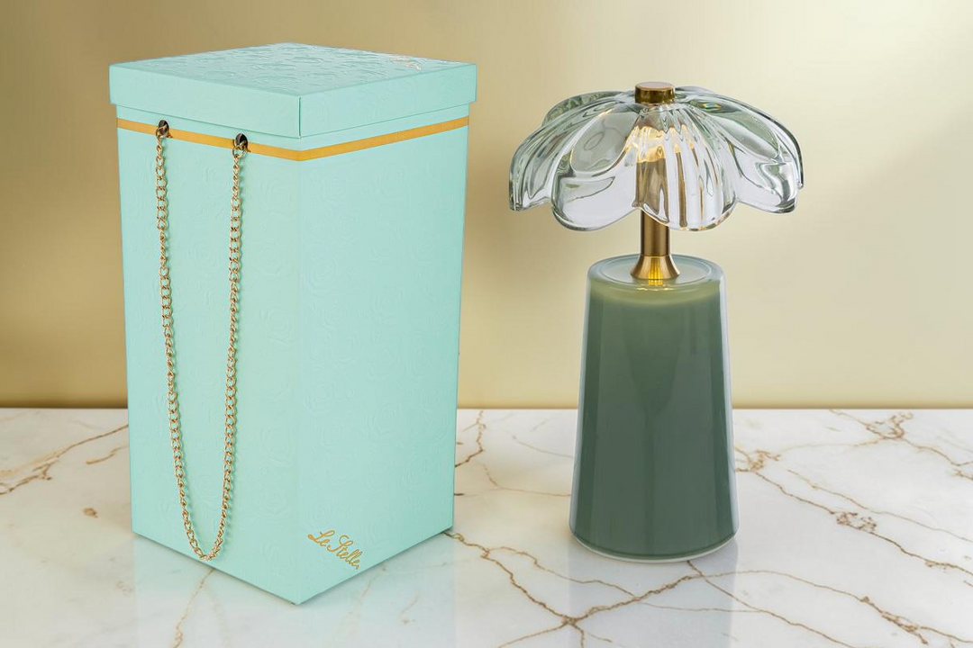 Lampada da tavolo La Festa Perfetta a forma di fiore in vetro trasparente con base verde menta e scatola regalo