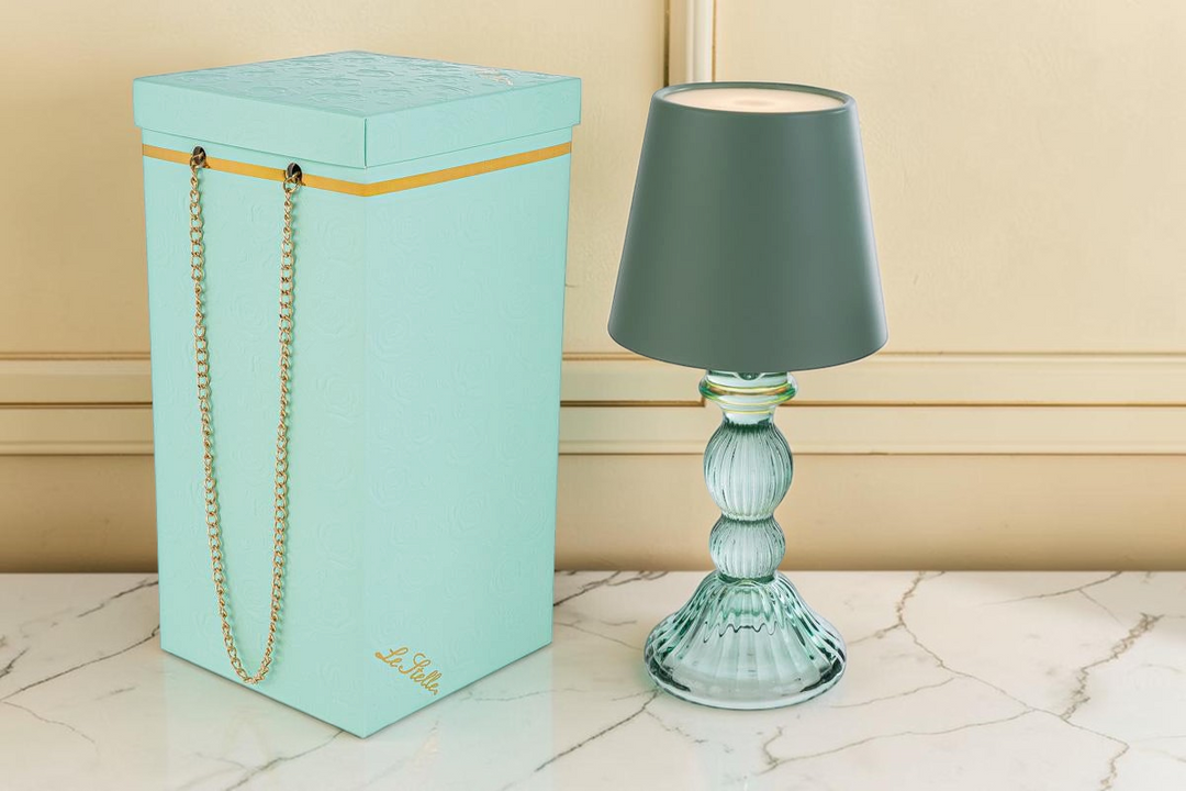 Lampada da tavolo La Festa Perfetta in vetro color menta con paralume coordinato e scatola regalo decorata
