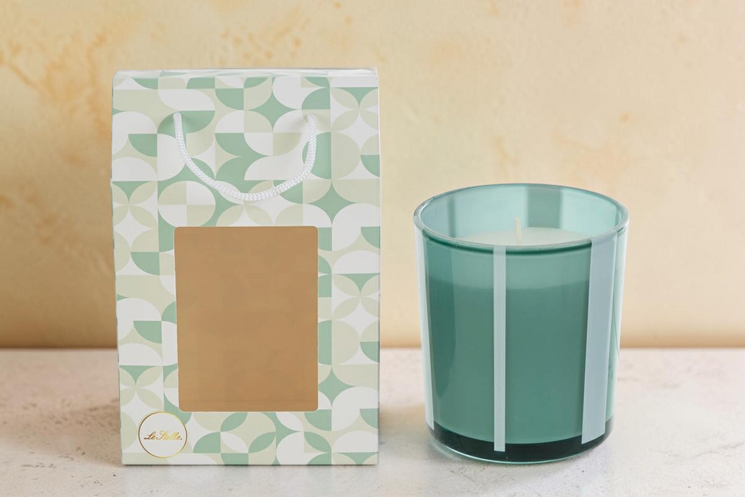 Candela La Festa Perfetta in bicchiere di vetro verde con shopper coordinata a motivi geometrici