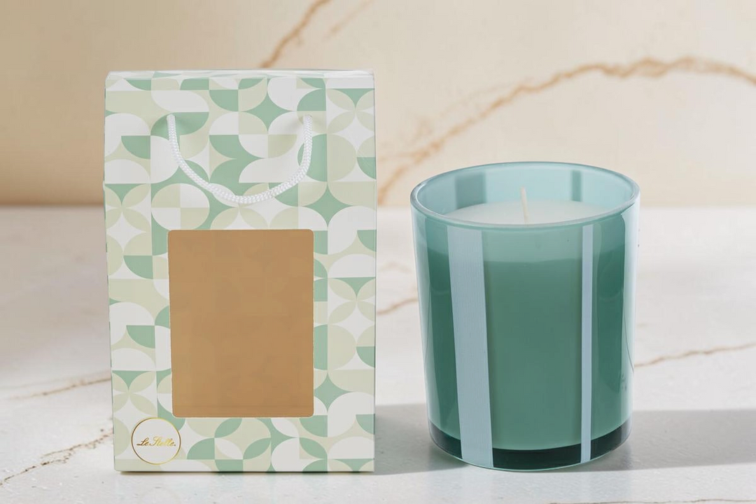 Candela La Festa Perfetta in vetro verde con shopper coordinata a motivi geometrici, dimensioni 9x9x10 cm