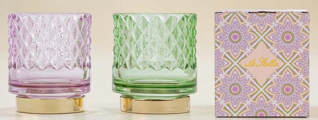 Set di due portacandela La Festa Perfetta in vetro colorato rosa e verde con base dorata e scatola decorata