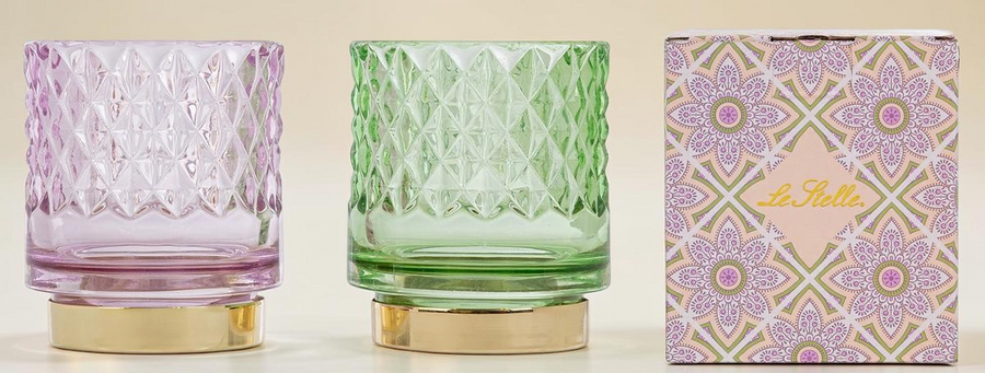 Set di due portacandela La Festa Perfetta in vetro colorato rosa e verde con base dorata e scatola decorata