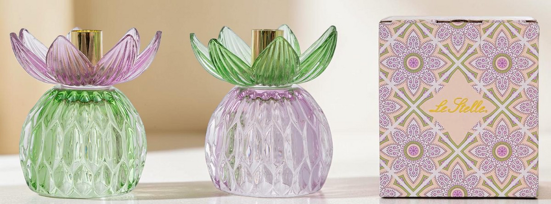 Portacandela La Festa Perfetta a forma di fiore in vetro colorato verde e lilla con scatola decorata coordinata