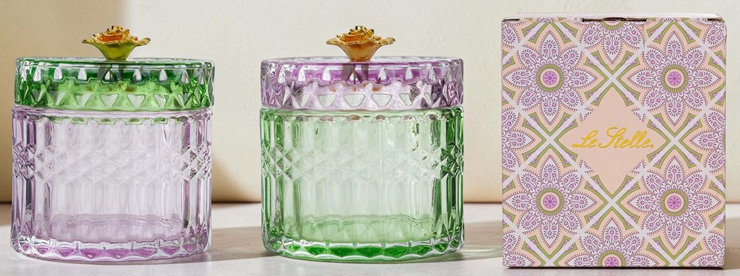 Scatole in vetro colorato La Festa Perfetta con coperchio decorato da un fiore dorato e scatola regalo coordinata