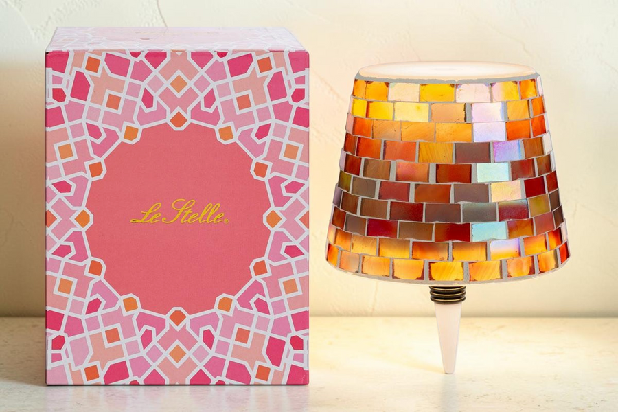 Lampada Glam Touch La Festa Perfetta per bottiglia con paralume a mosaico iridescente e ricarica USB