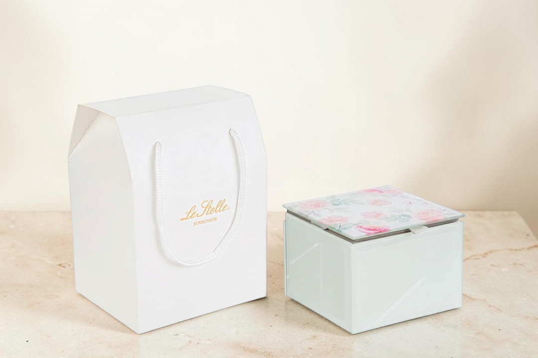 Scatola in vetro La Festa Perfetta 9x9x7 cm con decoro floreale e shopper bianca coordinata per bomboniere