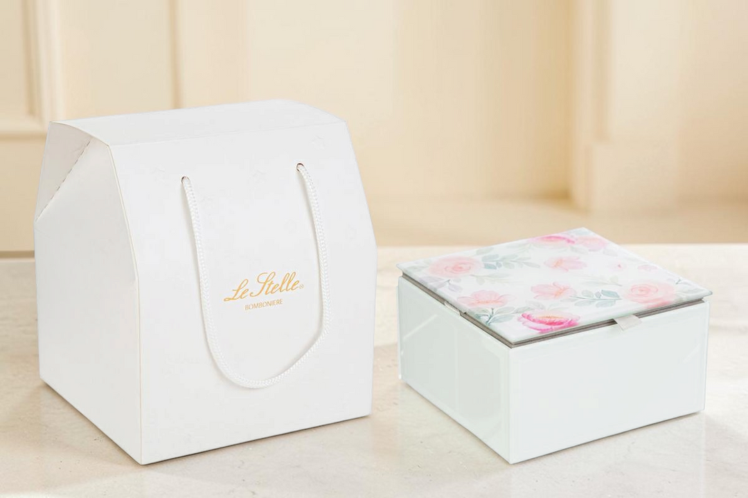 Scatola in vetro La Festa Perfetta con coperchio decorato a fiori e shopper coordinata bianca per bomboniere
