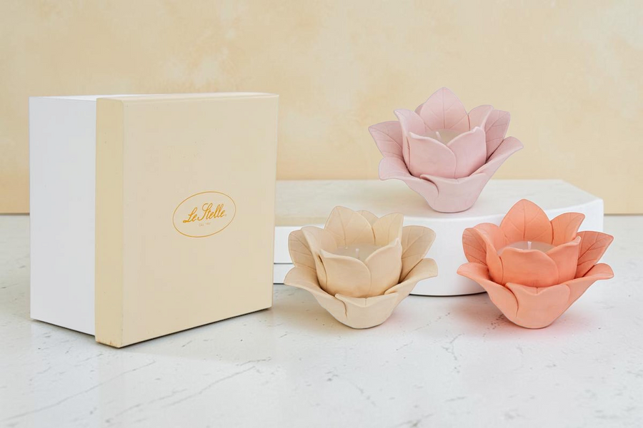Candele La Festa Perfetta a forma di fiore in tre colori pastello con confezione regalo inclusa