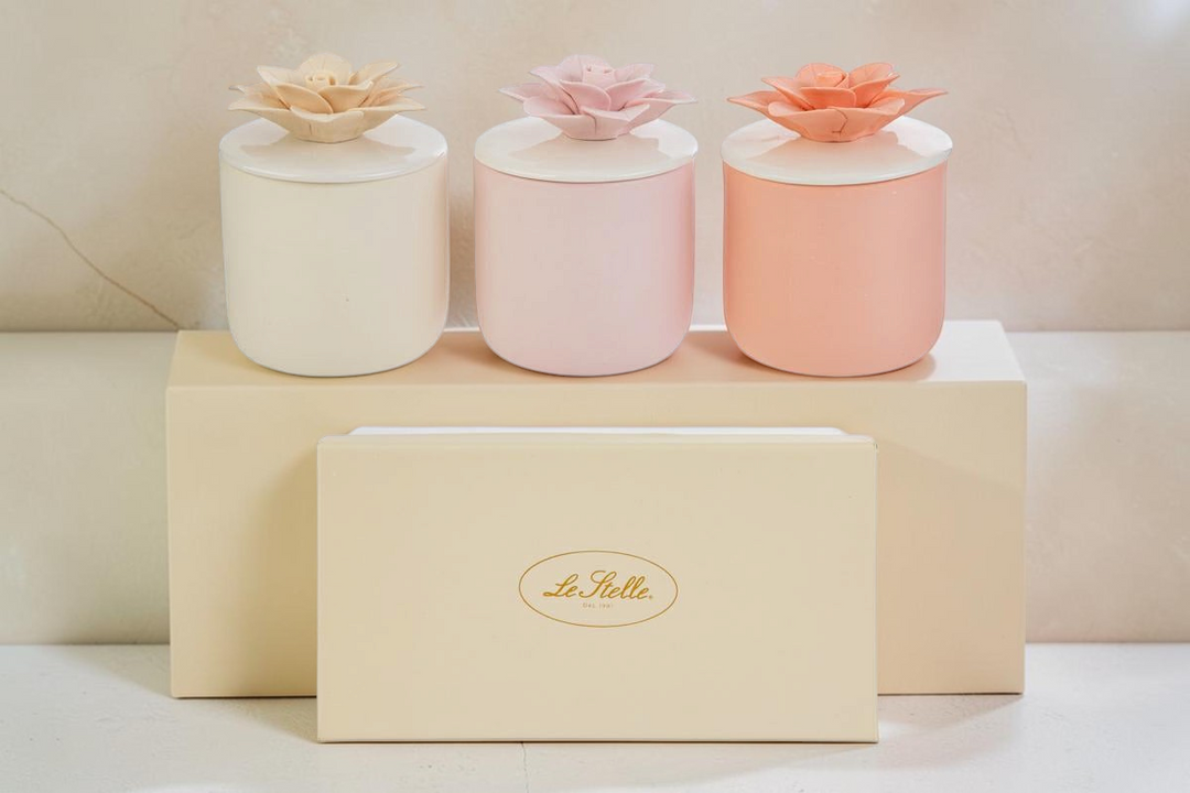 Set di tre scatole La Festa Perfetta con coperchio a forma di fiore in ceramica color pastello e astuccio regalo