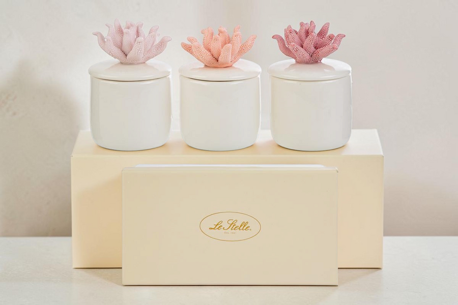 Set di tre scatole in ceramica bianca La Festa Perfetta con coperchi decorati a forma di corallo in varie tonalità