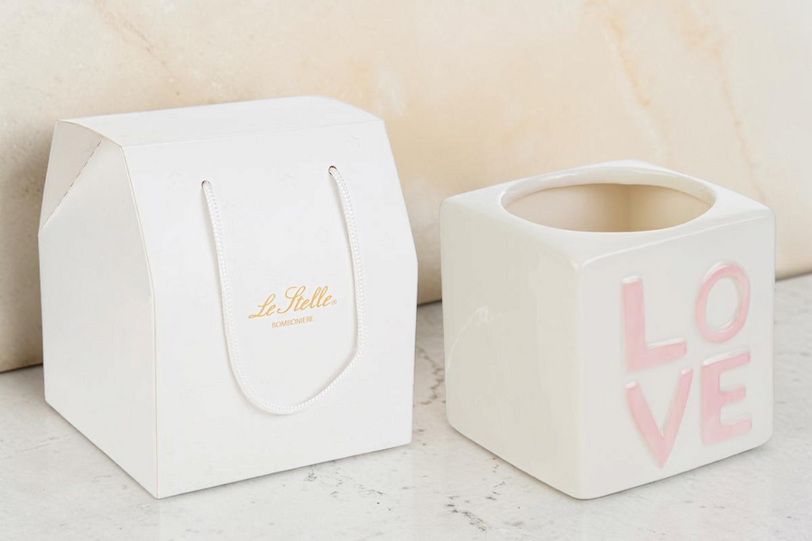 Vasetto in porcellana La Festa Perfetta a forma di cubo con scritta LOVE rosa e shopper coordinata inclusa