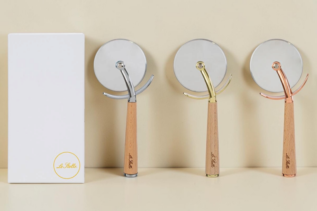 Set di tre taglia pizza La Festa Perfetta con lama in metallo e manico in legno chiaro, inclusi in astuccio regalo