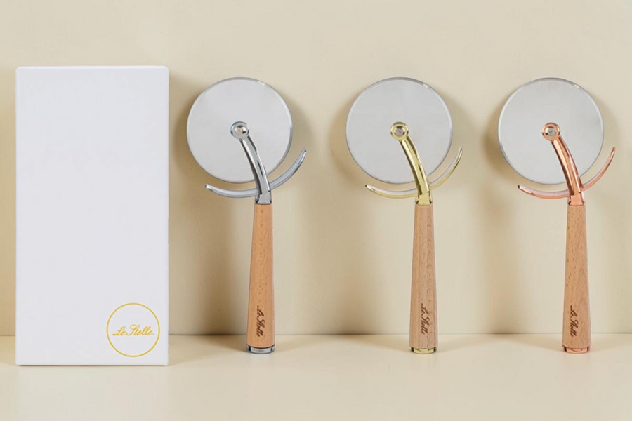 Set di tre taglia pizza La Festa Perfetta con lama in metallo e manico in legno chiaro, inclusi in astuccio regalo