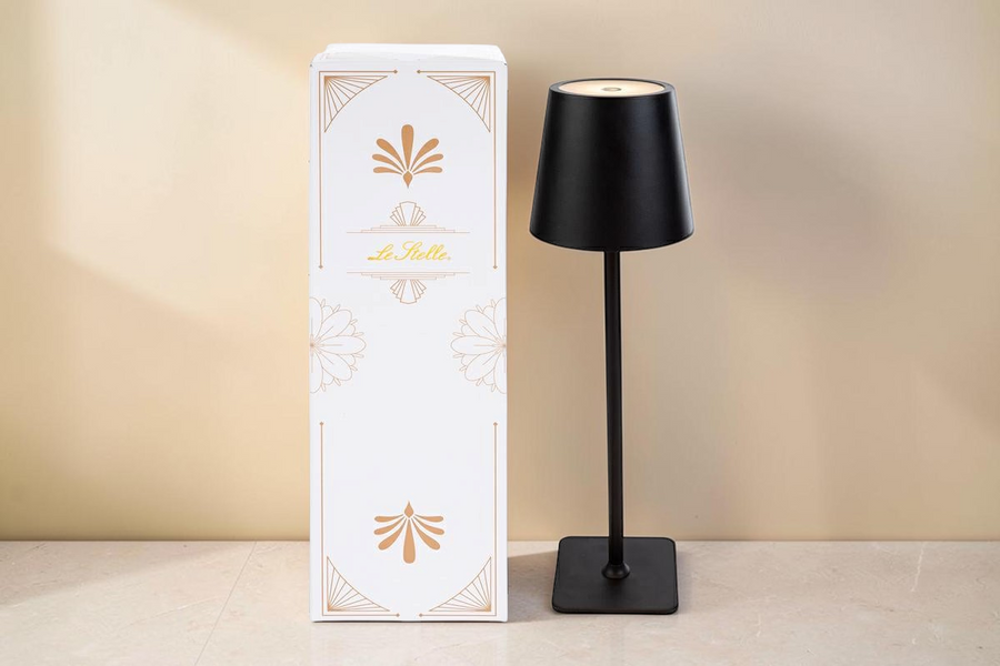 Lampada da tavolo nera La Festa Perfetta con tecnologia touch, ricarica USB e base quadrata, alta 36 cm con scatola