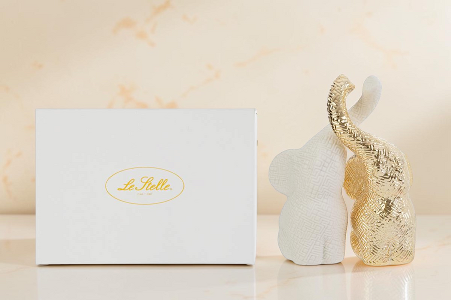 Set di 2 elefanti in porcellana La Festa Perfetta, uno bianco e uno oro con texture 3D, inclusi in astuccio regalo.