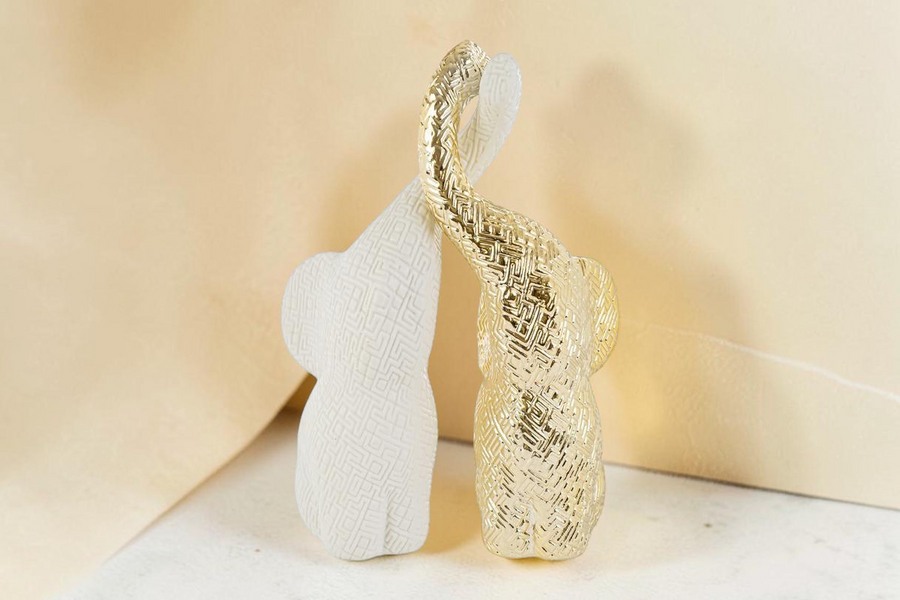 Set di 2 elefanti decorativi La Festa Perfetta in porcellana con texture 3D, uno bianco e uno dorato, alti 27 cm.