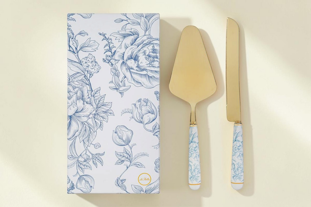 Set La Festa Perfetta di 2 pezzi per torta con lama dorata e manici in ceramica decorati con fiori blu e bianchi