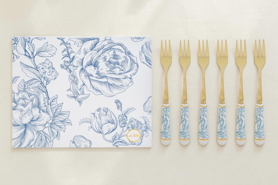 Set di 6 forchettine La Festa Perfetta da 15 cm con manici decorati in blu e astuccio coordinato a motivi floreali