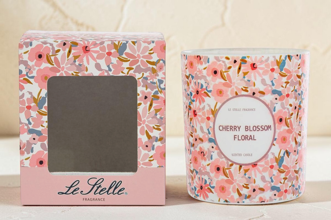 Candela profumata La Festa Perfetta Tahiti da 290g con motivo floreale rosa e confezione regalo coordinata